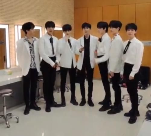 王牌：严浩羽用椅子拍大片，特意垫上卫生纸，下意识动作暴露素质