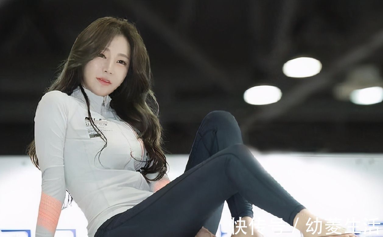 美女|街拍成熟性感的紧身打底裤美女,尽情展现优雅与时尚的魅力