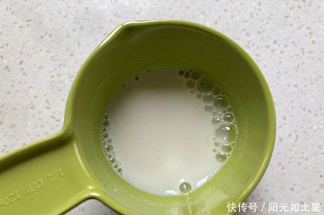 二个鸡蛋一勺面粉这样做，香软酥脆，入口即化，一口一个真过瘾