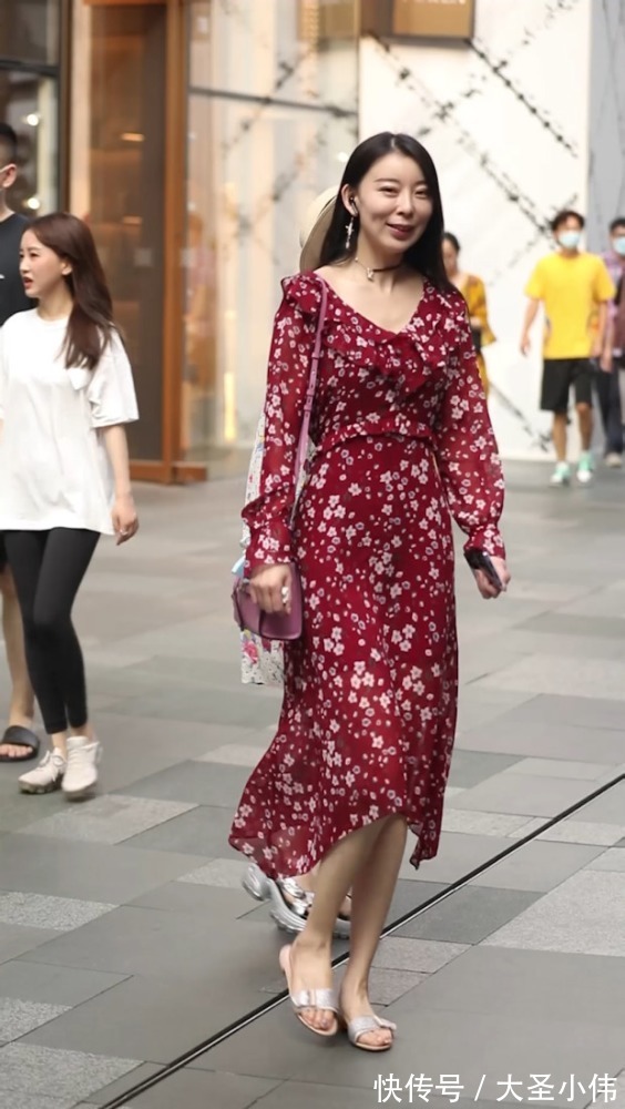 时尚|美女街拍:中年女性的气质穿搭,红色碎花连衣裙,修饰出无尽优雅魅力