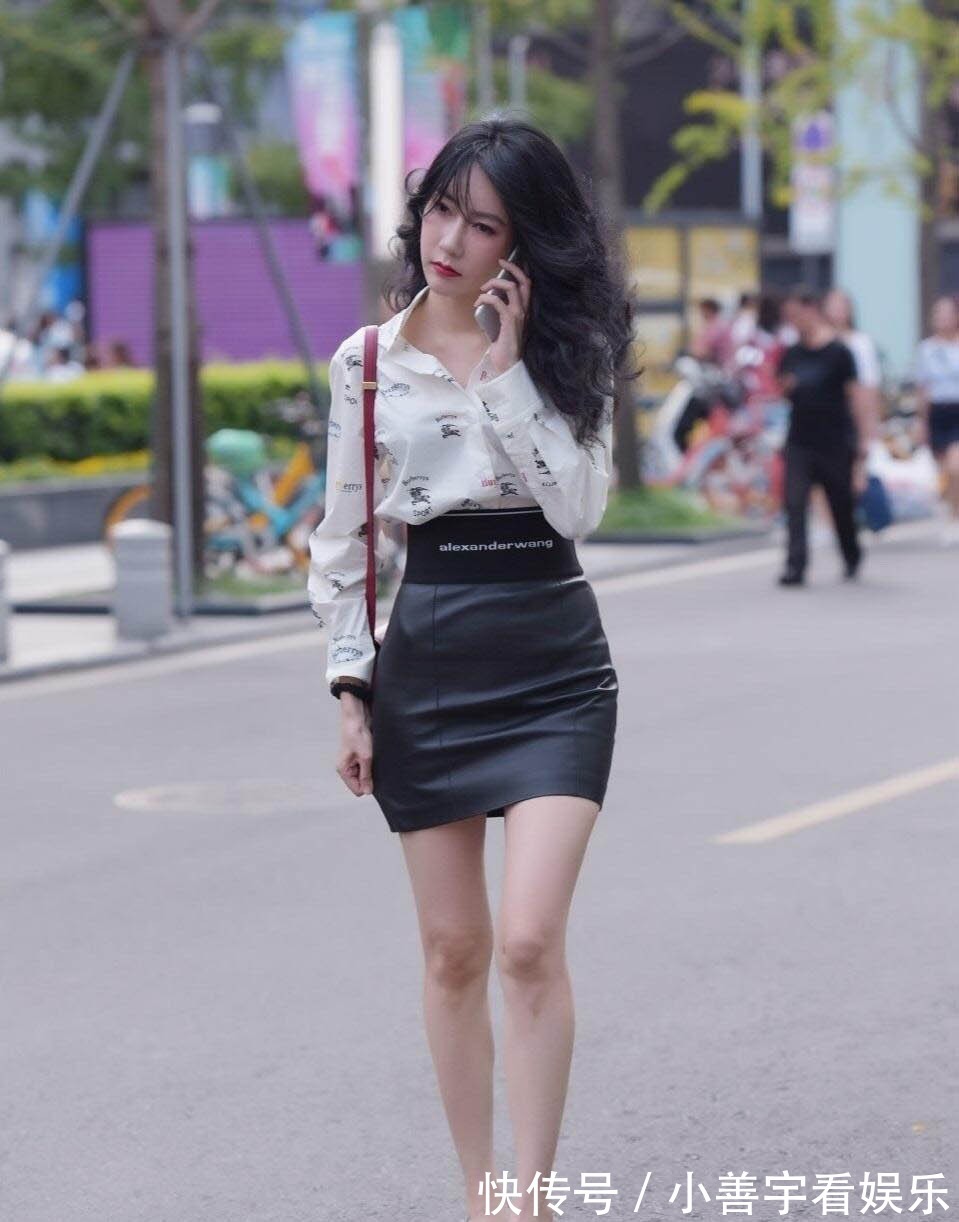 印花衬衫 白色印花衬衫搭黑色高腰皮裙,时尚清新,气质出众