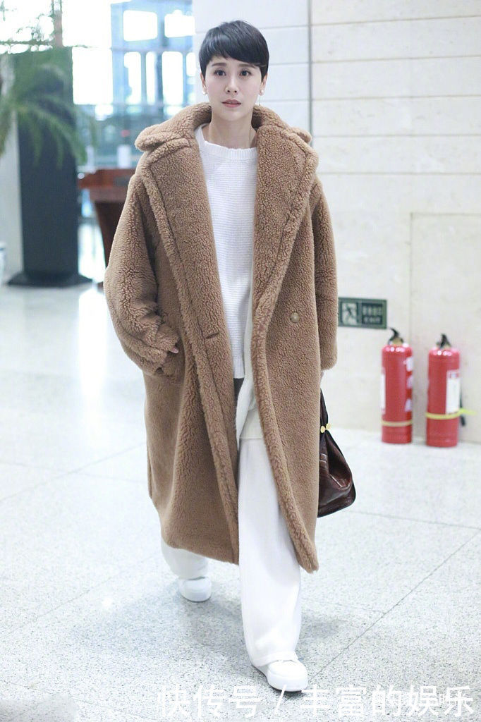 冬天就要把自己裹得毛茸茸的,时尚保暖的泰迪熊大衣不容错过