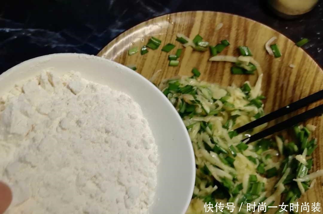 土豆丝饼，只要刷牙洗脸的时间，便能成就早餐