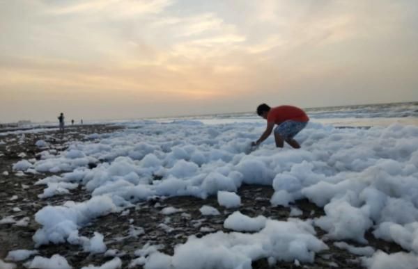 泡沫|墨西哥海滩浮现大量白色泡沫：周围有化工厂 曾发生事故