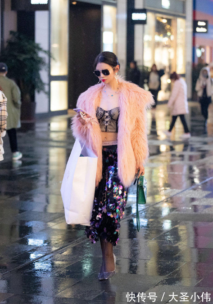 打扮 美女街拍:小姐姐很会穿衣,打扮得性感时尚,可惜是别人家的女朋友