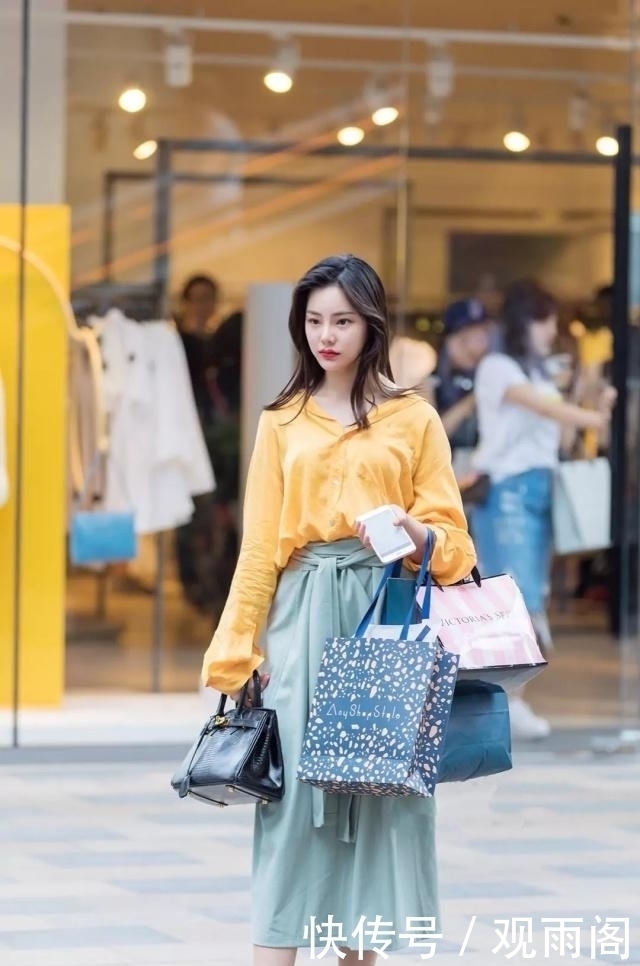 街拍青春靓丽的小姐姐,时尚的打扮,彰显个人气质