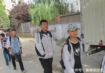 心累|让班级“瞬间安静”的3句话，学渣都知道，最后1句学霸也很心累！