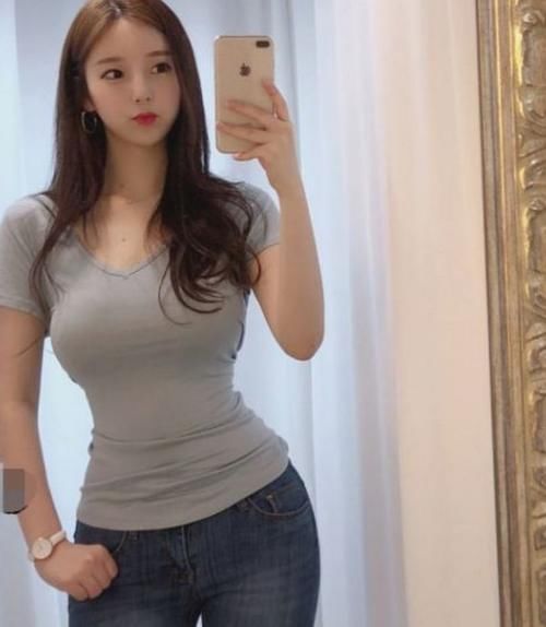 紧身打底裤 女神穿搭:小姐姐爱穿紧身打底裤,展现丰腴身材,大秀S型曲线