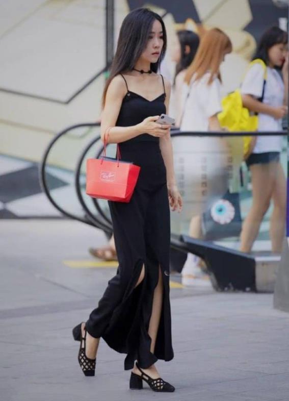 街拍:美女穿粉色吊带短裙,展现曼妙身姿,娇俏动人