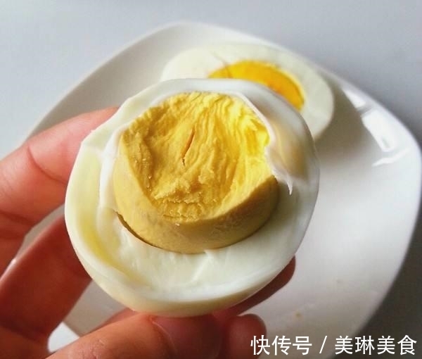 营养师|营养师：水煮鸡蛋是最有营养吃法，教你一招，让蛋黄软嫩、不噎人