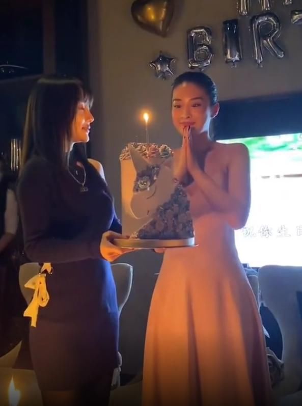 李小璐为好闺蜜庆生，暖心为闺蜜捧蛋糕，闺蜜意外撞脸马苏