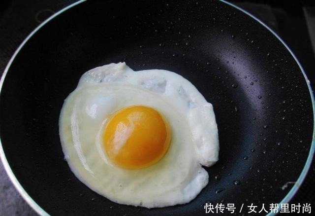 煎荷包蛋是凉油下锅还是热油下锅大厨教你这样做,不粘锅口感嫩
