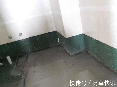 卫生间|老师傅卫生间是这样贴瓷砖了,太聪明了,难怪住几十年不漏水