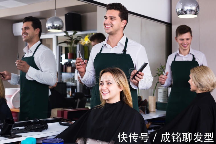 卷发|40多岁的女人,烫什么发型时尚洋气好打理?这三种发型谁烫都减龄