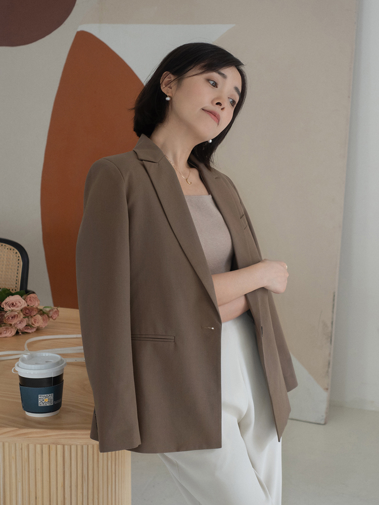 搭配|25岁~35岁女性怎么选西装?搭配衬衫或半身,能提升气质又减龄