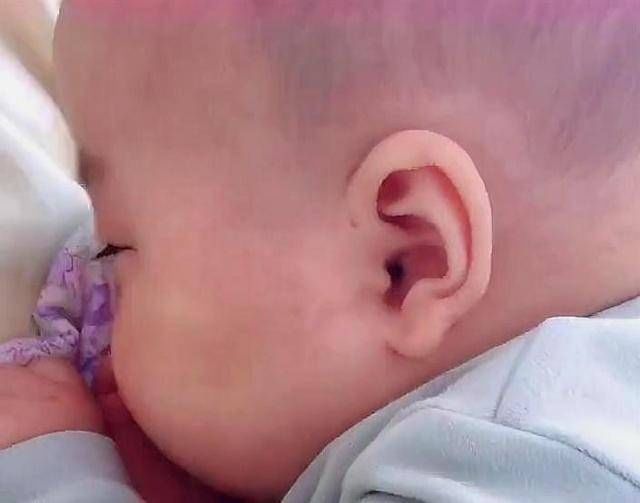 新妈妈|婴儿把脚当作奶嘴,吃完就睡着了网友这个姿势我打满分