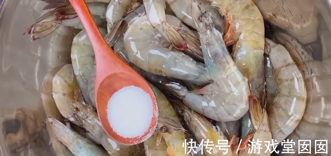 大虾新吃法,搭配口蘑一起焖,香辣味美鲜味独特,准保孩子吃不停