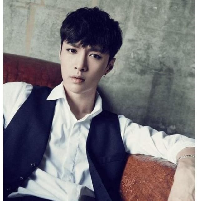 張藝興顏值管理崩塌，清早素顏狀態(tài)被吐槽不如素人，這還是男神？