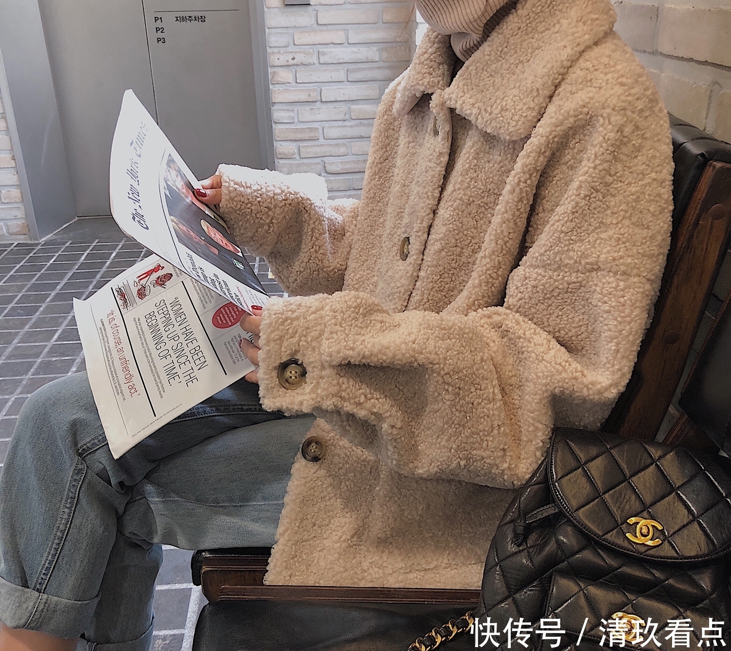 建议大家!穿羊羔毛不要配阔腿裤,土!今冬流行这么穿,超减龄