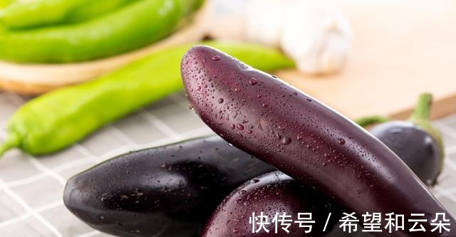 鸡蛋液|茄子不要直接炒着吃，加2个鸡蛋，出锅比肉还香，上桌瞬间被抢光！