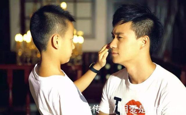 小紫|妈妈抱儿子出门,刚出小区就捂住孩子双眼,其他家长又学到一招