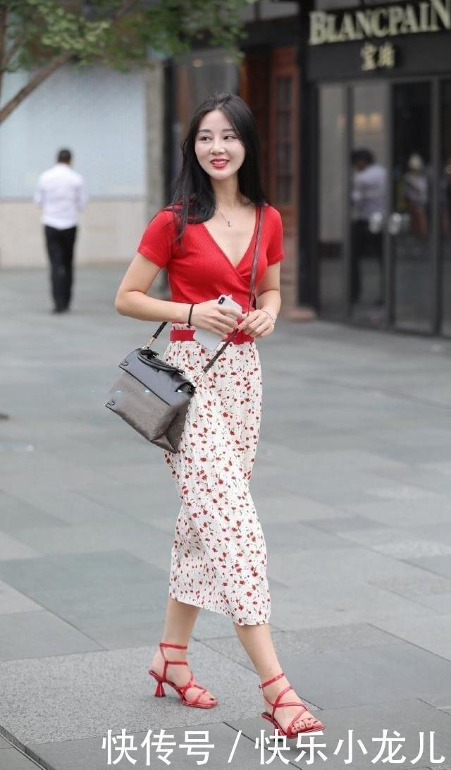 美女真的是美爆了，穿复古格子小西装，潮范十足