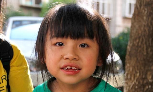 蕊蕊|女孩两岁仍不会走路说话，7岁时的智商只有1岁，妈妈为她寻重生路