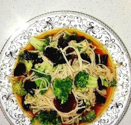 西蘭花和此物一起炒，多給小孩吃，提高智力，個(gè)頭猛，身體更健康