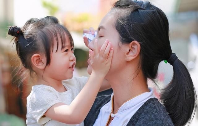 丢人|“穿成这样真的很丢人”，“睡衣妈妈”放学接娃被说邋遢，扎心了