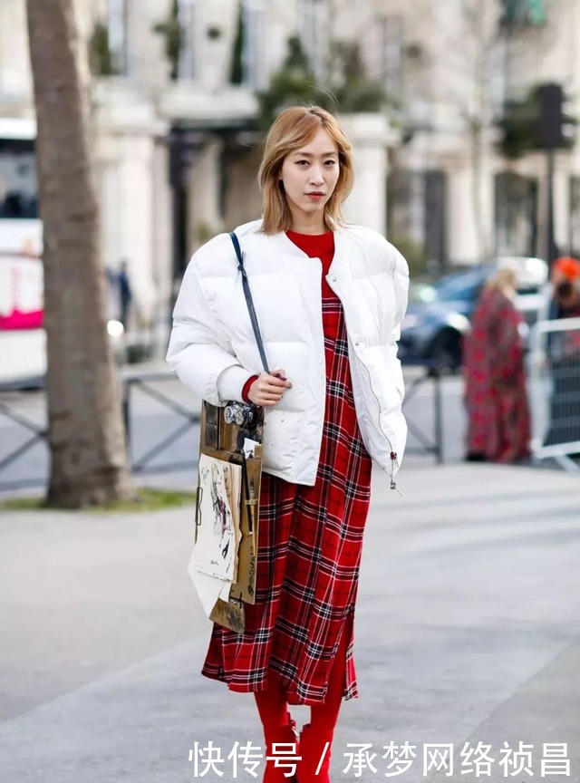 “黑羽绒服”别再穿了,今年最流行这3款羽绒服,穿对一款你就赢