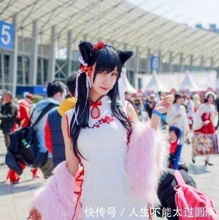 真人cos|“女装大佬”穿旗袍cos,眼睛简直会放电,后面大哥眼神亮了!