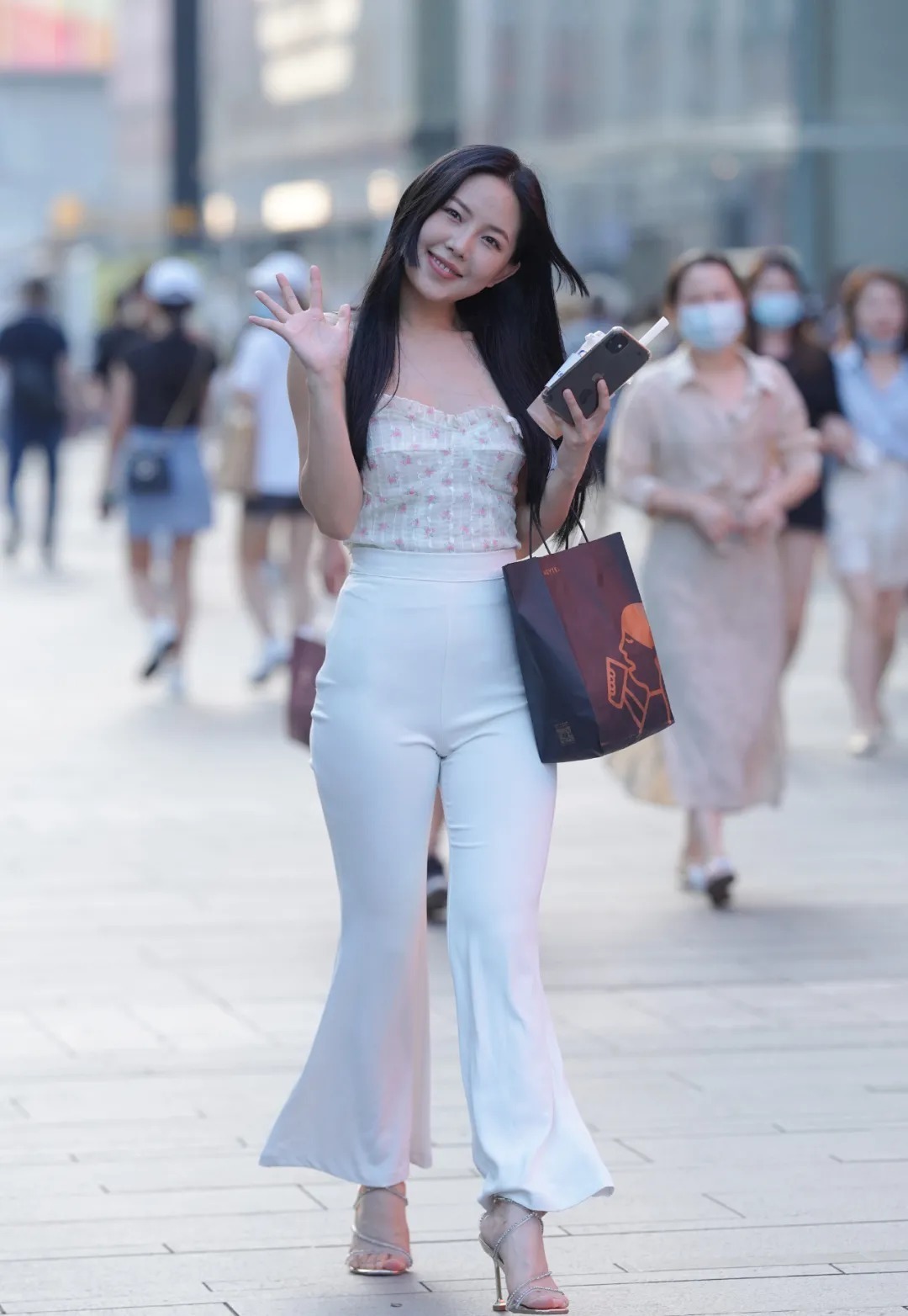 姐妹 这是我姐妹,高跟鞋配白裤子,真的好美!