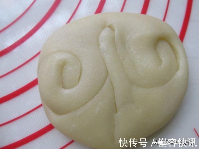 水油|外卖10块钱一个的蛋黄酥,自己做3块钱就搞定,酥得掉渣特好吃