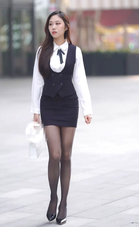 白衬衫 白衬衫搭配黑色短裙,干练利落又时髦优雅