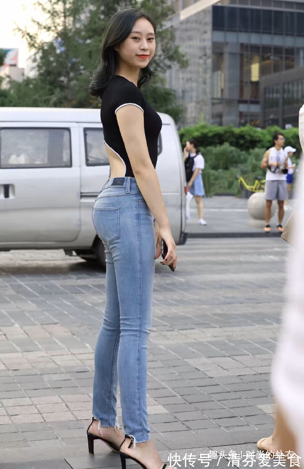 t恤 破洞牛仔裤休闲个性，搭配款式时髦洋气的T恤，造型想不靓丽都难