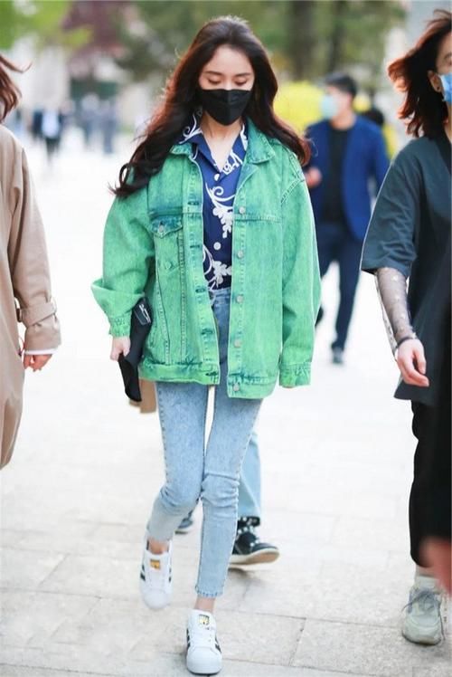 路人街拍，美女穿十分显眼的牛仔外套，潮味十足