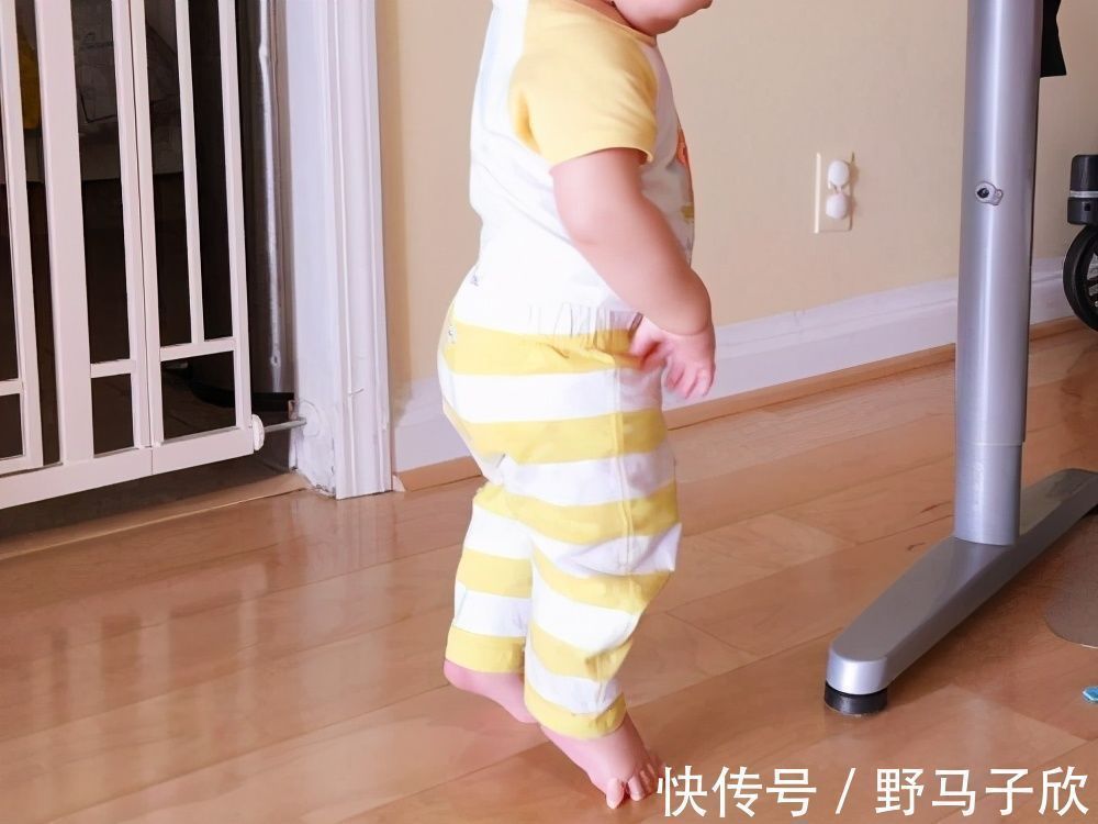 宝宝|俩儿子“奶粉大战”,无奈老爸开启自闭模式,网友:爸爸太可爱了