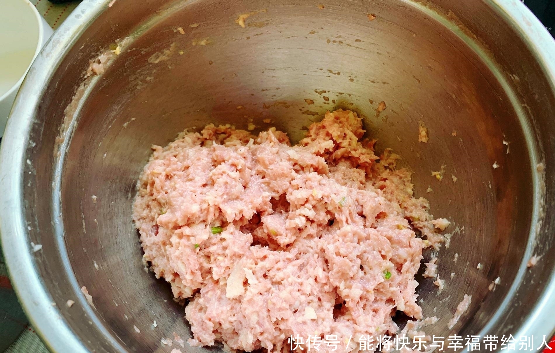 莲藕和肉这么做,不用1滴油,做好之后比藕盒还香,开胃下饭