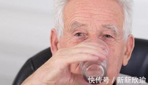 碳酸饮料|喝水时谨记4个字，或许有助于健康长寿，看看你能做到吗？