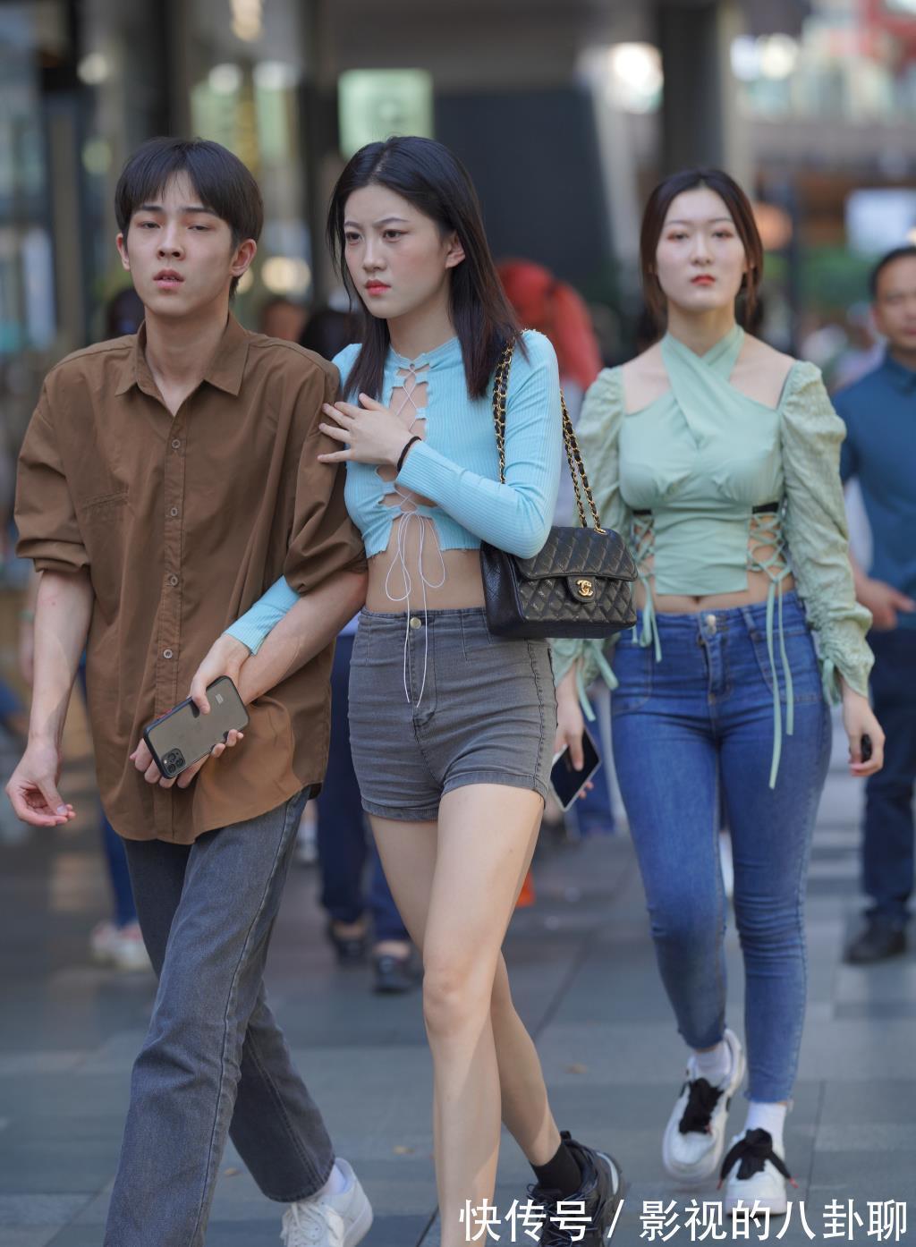 焦点|夏日清凉搭配,选择“一线天”T恤,轻松让你成为人群中的焦点!