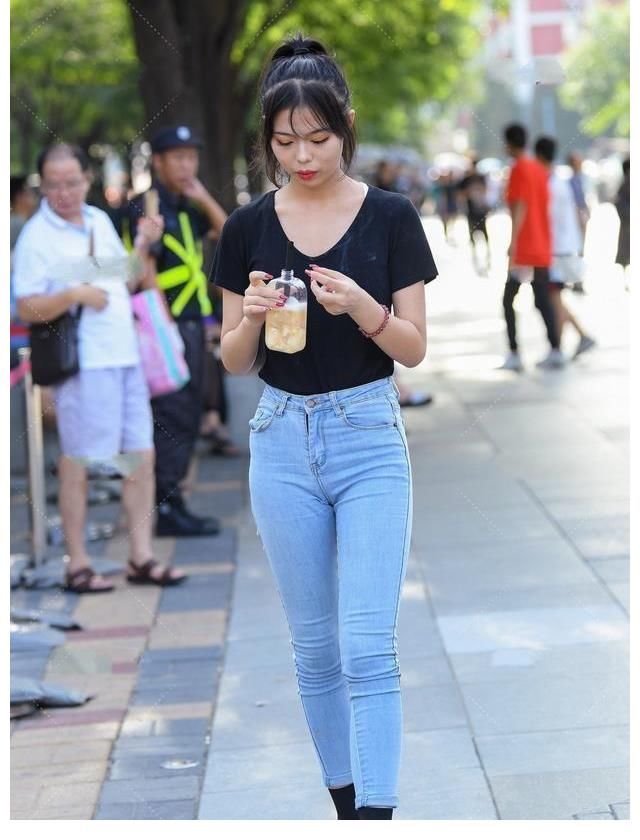 装扮 魅力动人的瑜伽裤装扮很有时尚感，轻盈舒适又优雅，简单大气