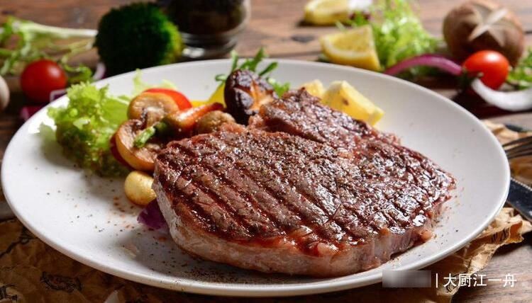 吃牛排时，为何旁边要放一颗溏心蛋？看完后涨知识了
