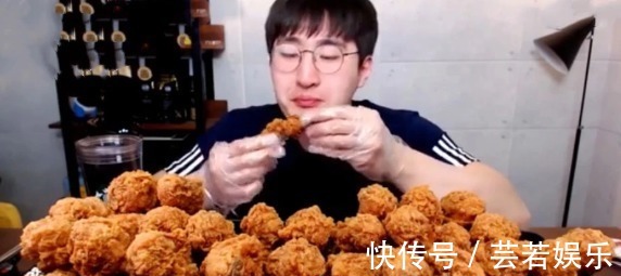 大胃王挑戰(zhàn)60個“雞腿”，咬一口后卻穿幫了，網(wǎng)友吃不起別裝！