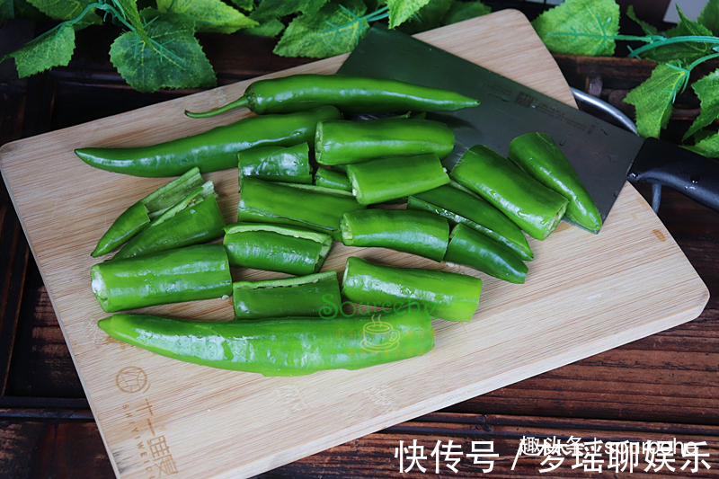 青辣椒|问了大厨才知道，虎皮尖椒多加一味料，外脆内软，鲜香麻辣