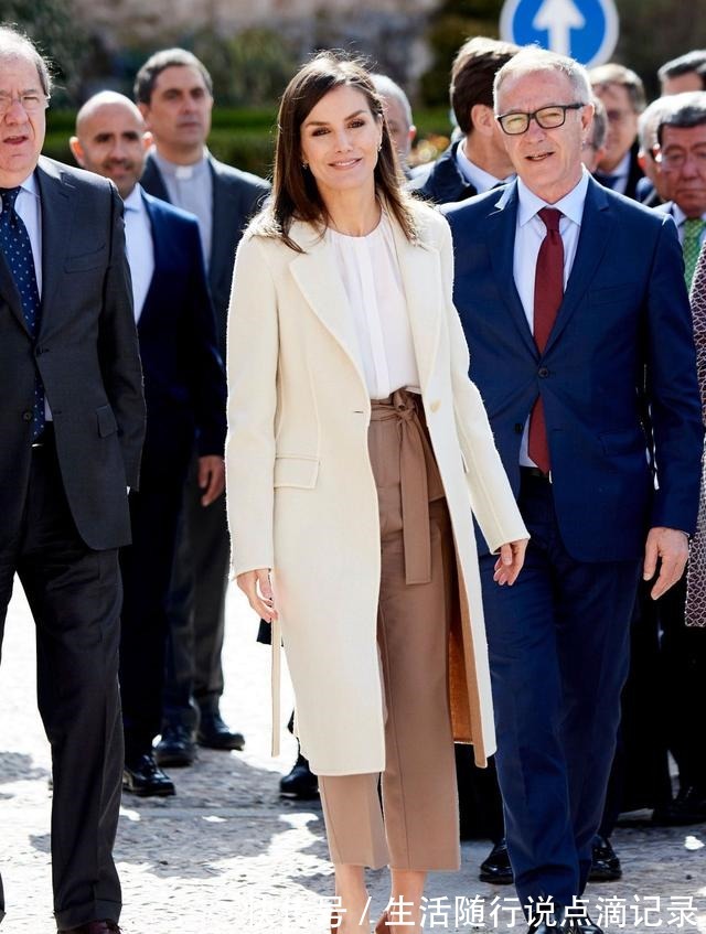 深色 降温怎么穿搭西班牙王后抗冻有一套，时尚并不意味着一定露腿！