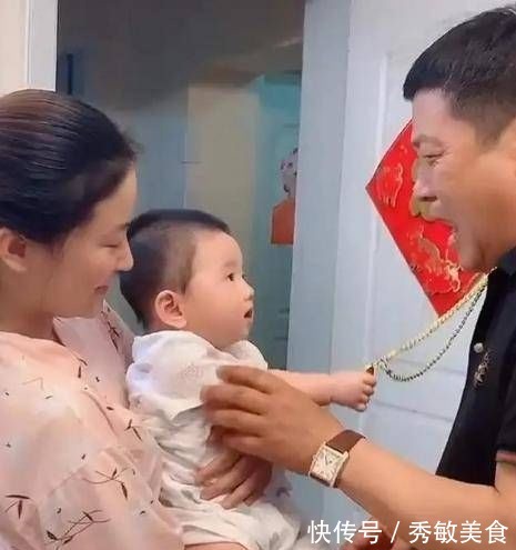 孩子|“把金项链留下”1岁宝宝紧抓住姥爷的金项链,下一秒萌翻网友