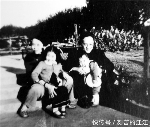 发妻离世,他拒绝下葬,将骨灰放床边33年,晚年心愿早点去陪她