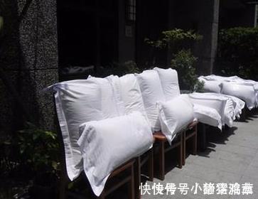 枕套变黄有异味怎么办?别担心,教你3招,轻松去除黄渍和异味!