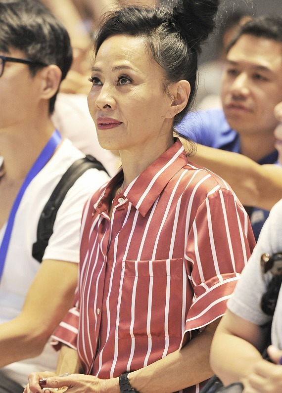条纹|陈荟莲气质真好，穿红白条纹“睡衣”套装休闲大气，气场不输发哥