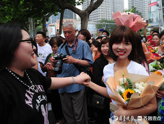 考生们|考生们走出考场后收到鲜花与家人拥抱